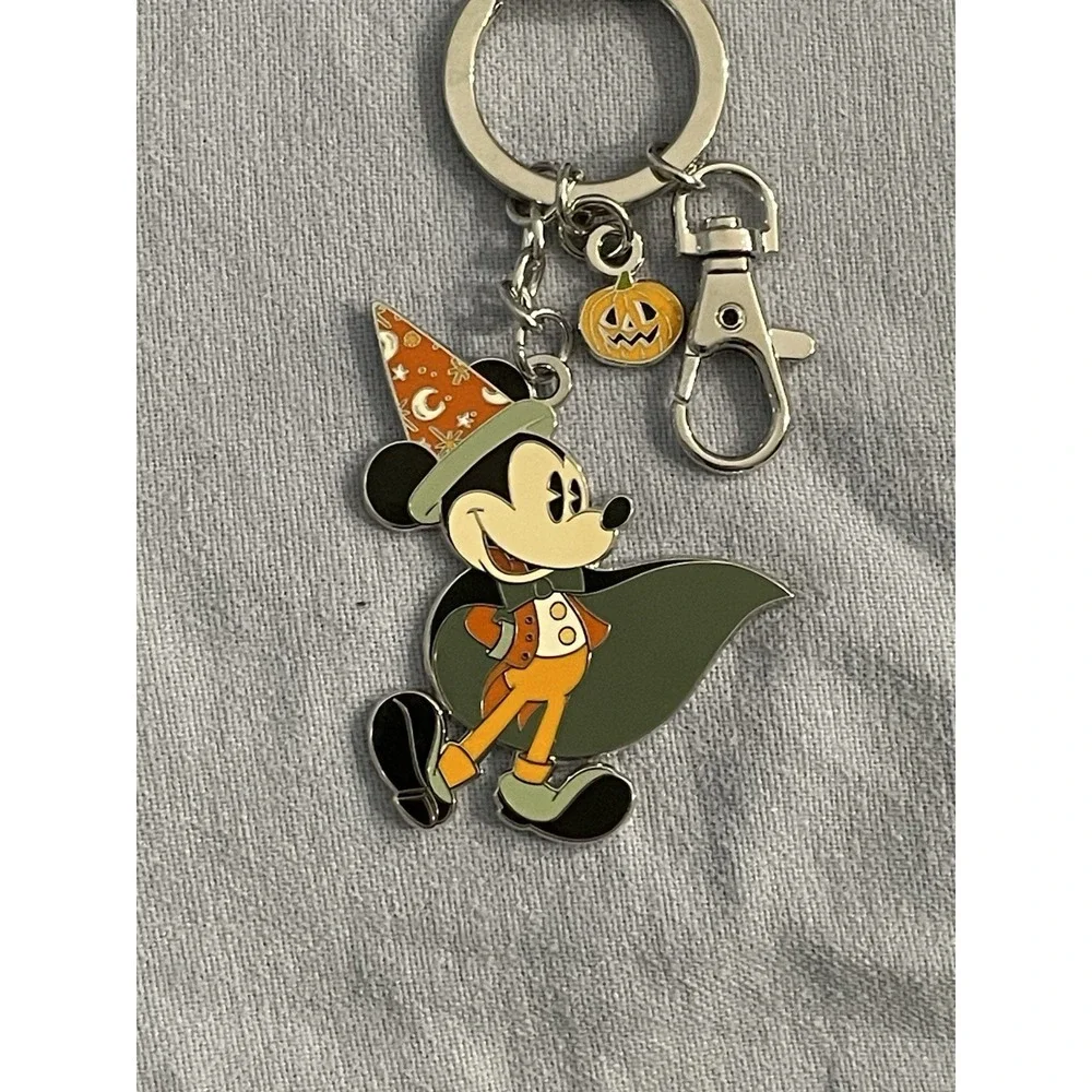 NEW Walt Disney Parks Mickey Mouse Happy‎ Halloween Metal Keychain w/ Hat & Cape